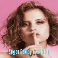 5 διαφορές ανάμεσα σε ένα sugar baby και έναν συνοδό Όμορφο κορίτσι με το δάχτυλο στο χείλος ζητά σιωπή