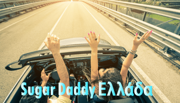 Ζευγάρι σε μετατρέψιμο αυτοκίνητο στο δρόμο