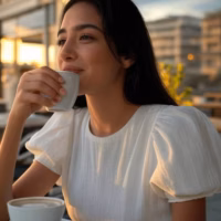 Πώς να βρεις sugar daddy στην Ελλάδα: πλήρης οδηγός Νέα γυναίκα απολαμβάνει freddo espresso σε καφέ της Θεσσαλονίκης