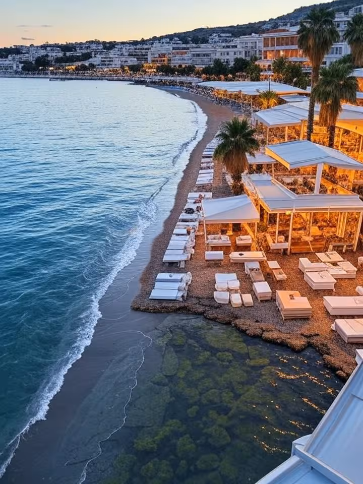 Αθηναϊκή Ριβιέρα το ηλιοβασίλεμα με beach clubs και εστιατόρια